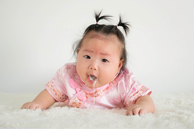 Trẻ bị trớ sau ăn khiến nhiều bố mẹ lo lắng về khả năng hấp thụ thức ăn của trẻ