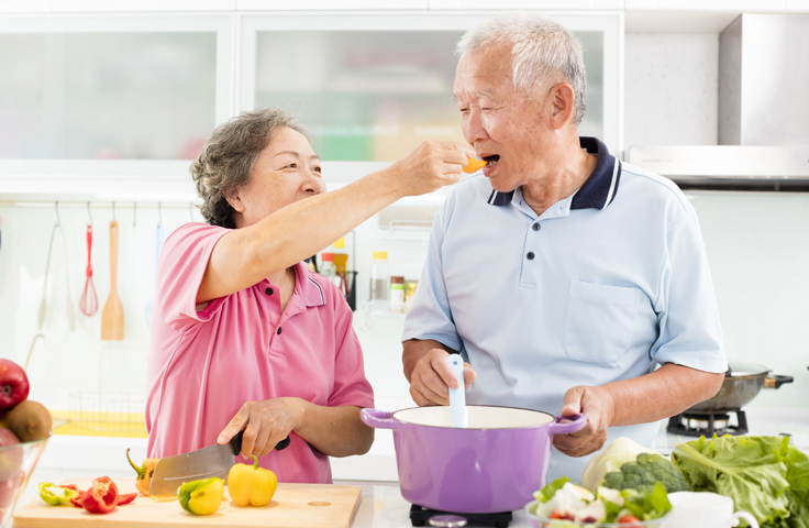 Những lưu ý khi chăm sóc người cao tuổi tại nhà
