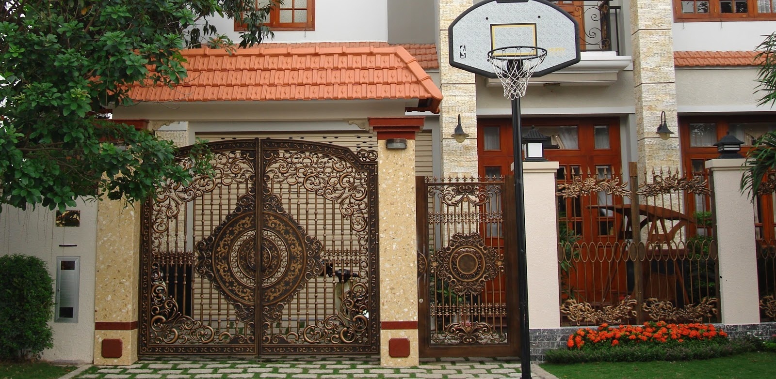 không nên thiết kế cổng đối diện với cửa nhà